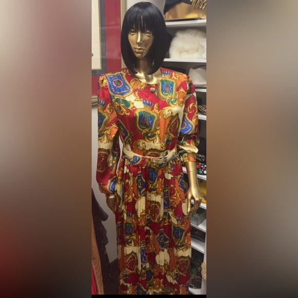 Dresses & Skirts - Vintage Style Red and Gold Dress